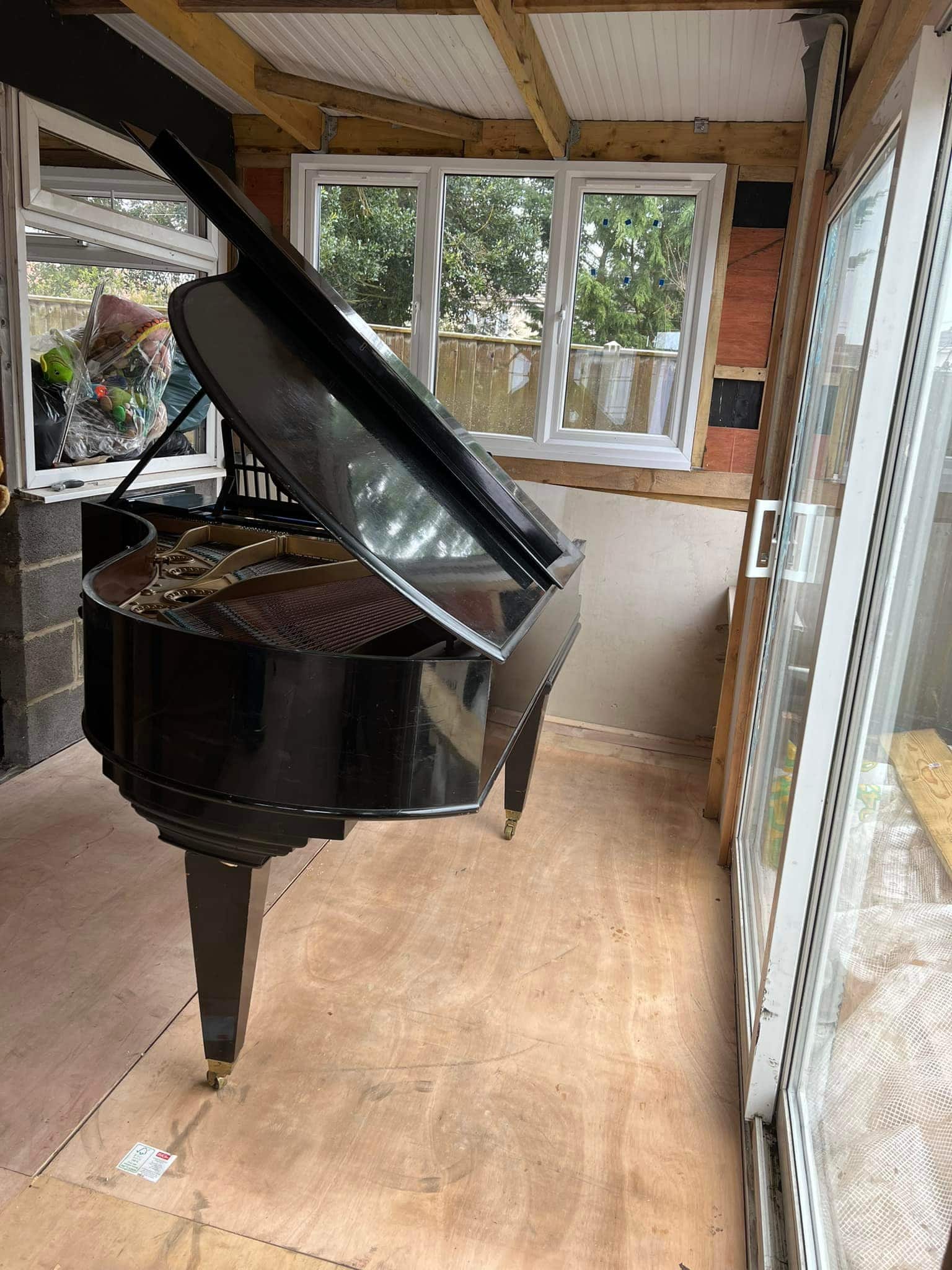 A black piano