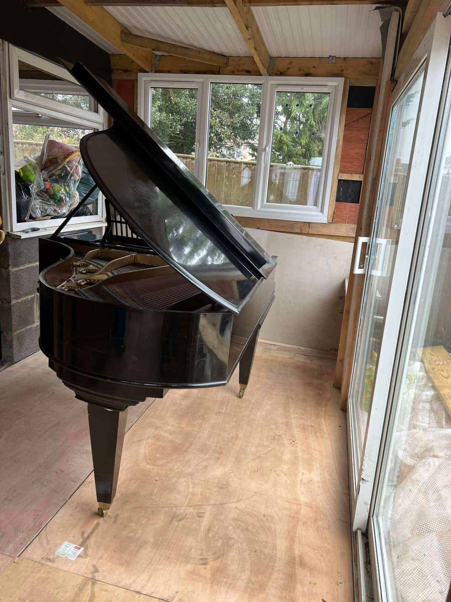 A black piano